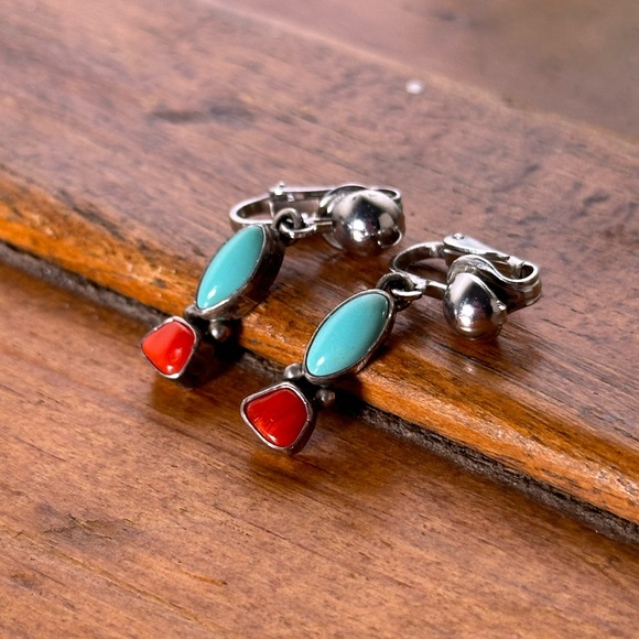✨Vintage Peggy Skeet Turquoise and Coral Sterling Silver Clip On Earrings✨ - Picture 1 of 2